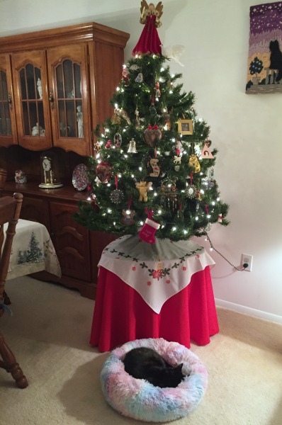 christmas-tree-cat-bed